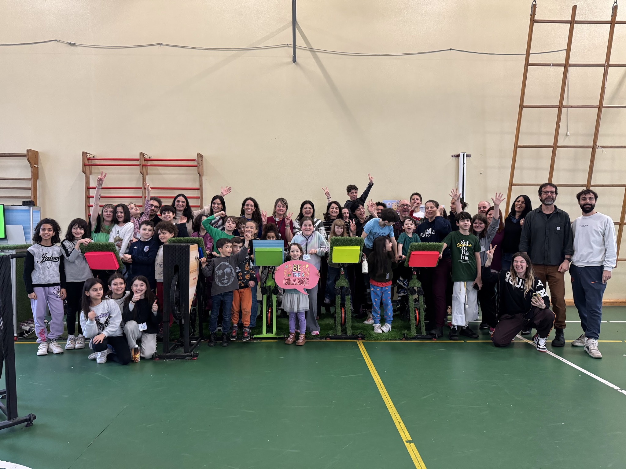 Foto di gruppo in palestra con le biciclette generatori delle Energiadi