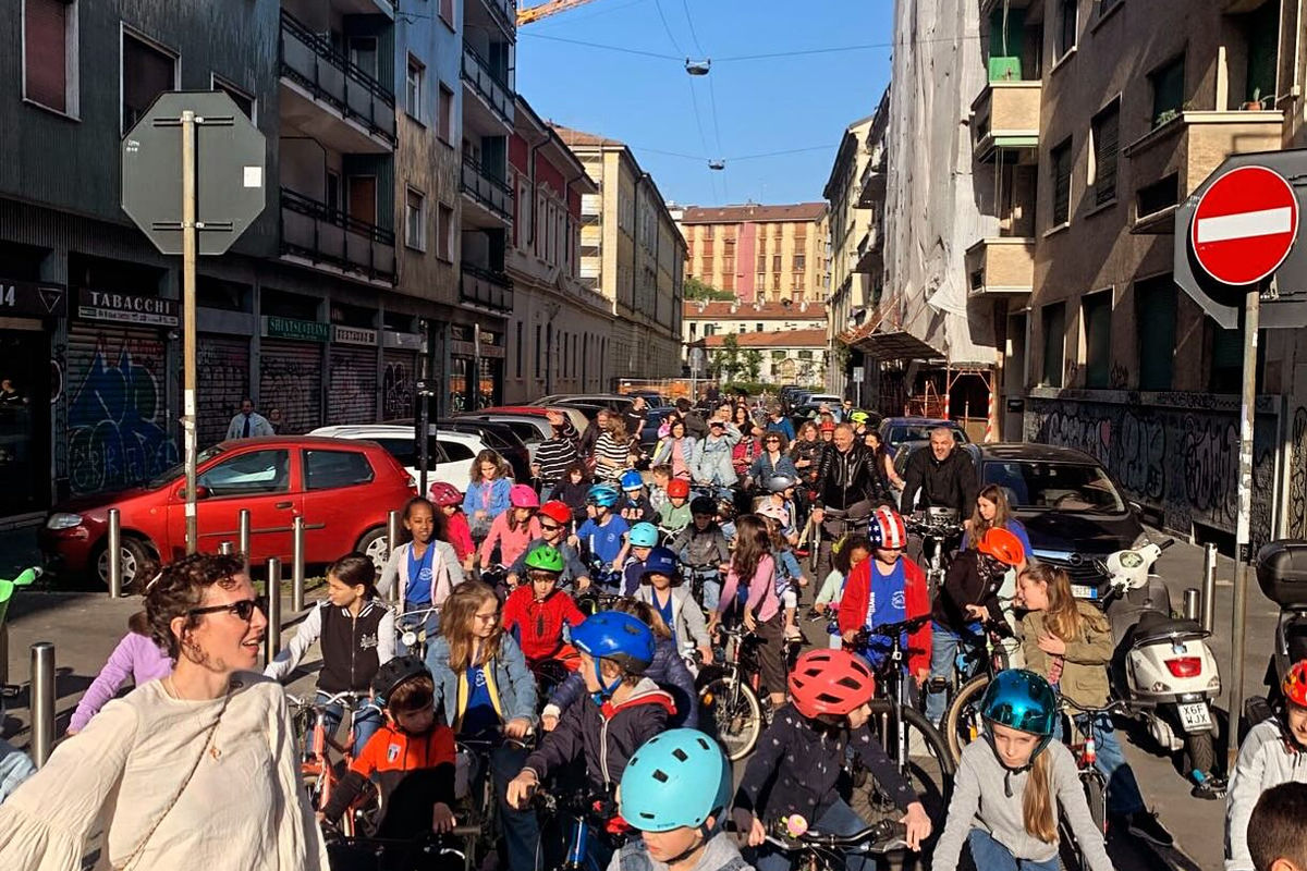 Il corteo colorato di bambini e genitori